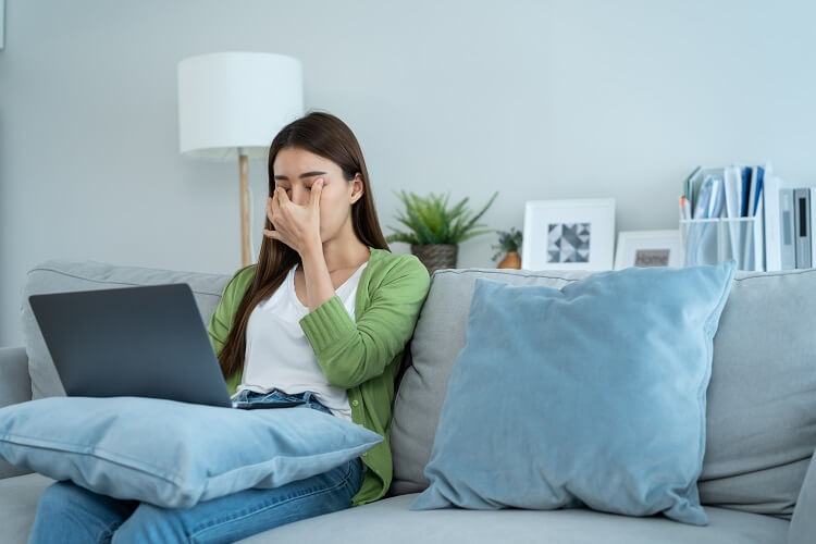 Frau Erschöpft Couch