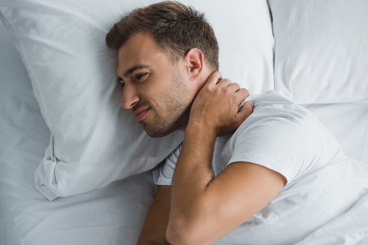 Beste Kissen bei Nackenschmerzen (6 Faktoren) - YAK
